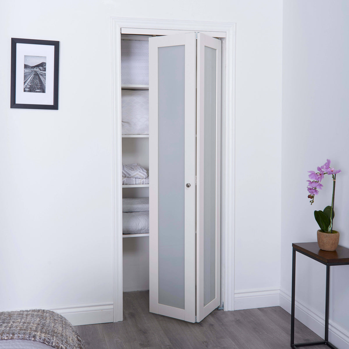 White Glass Bi-Fold Door Z161025